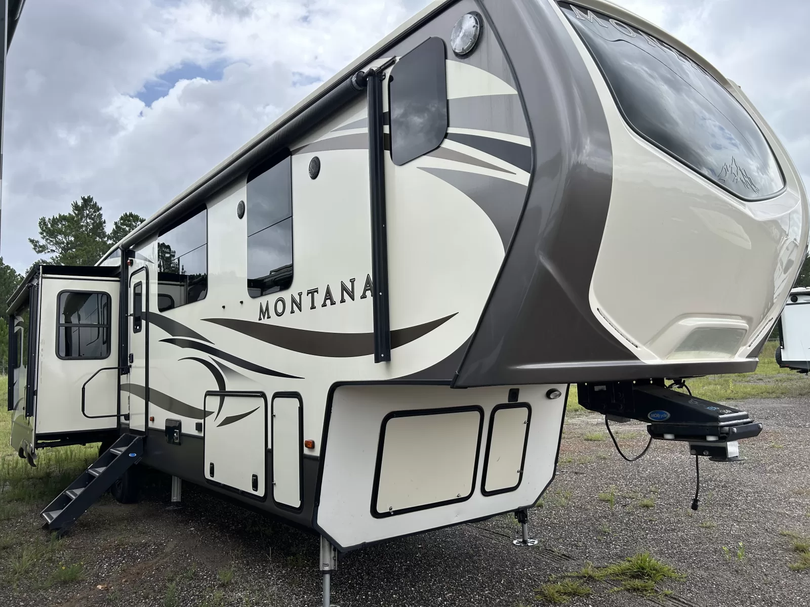 Consignment 2018 Keystone RV Montana 3811MS for sale in Gulfport