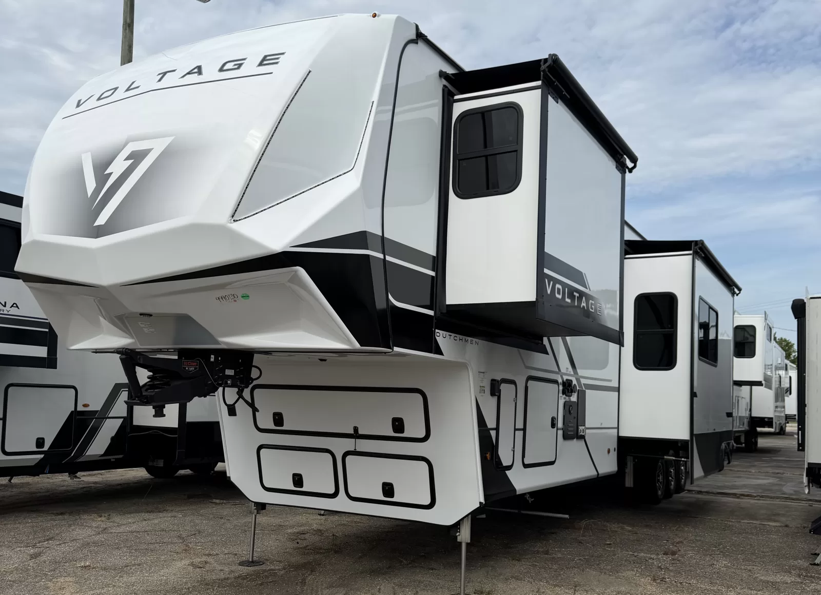 New 2026 Dutchmen RV Voltage 4250 for sale in Picayune